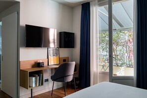 Basic Double Room | Down duvets, minibar, in-room safe, desk - The Poet Hotel (La Spezia)