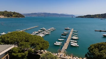 Frette Italian sheets, minibar, in-room safe, desk