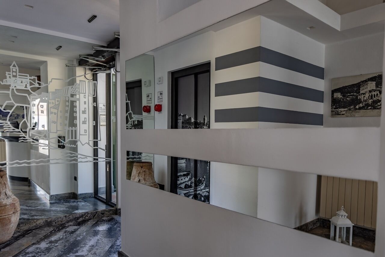 Un interior moderno con un pasillo que lleva a una habitación con vistas a un paisaje urbano.