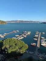 Frette Italian sheets, minibar, in-room safe, desk