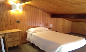 Familien-Vierbettzimmer | Italienische Bettbezüge von Frette, Minibar, Zimmersafe, Schreibtisch