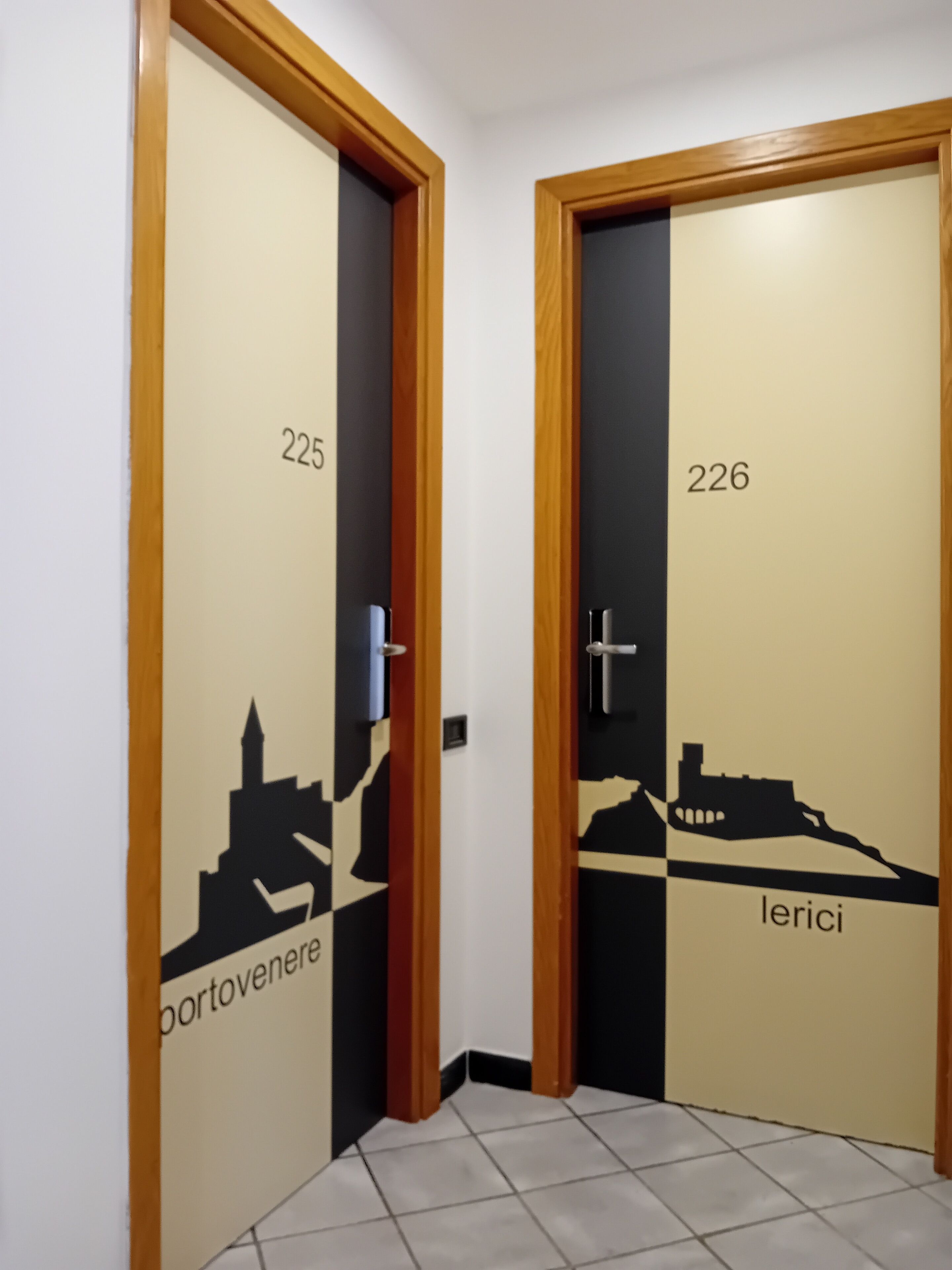 Deux portes d’hôtel, portant les numéros 225 et 226, chacune ornée d’une silhouette de paysage urbain et du nom « Lerici ».