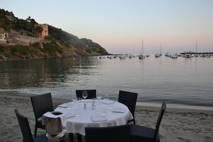 2 restaurantes; se sirve desayuno, almuerzo y cena; cocina italiana