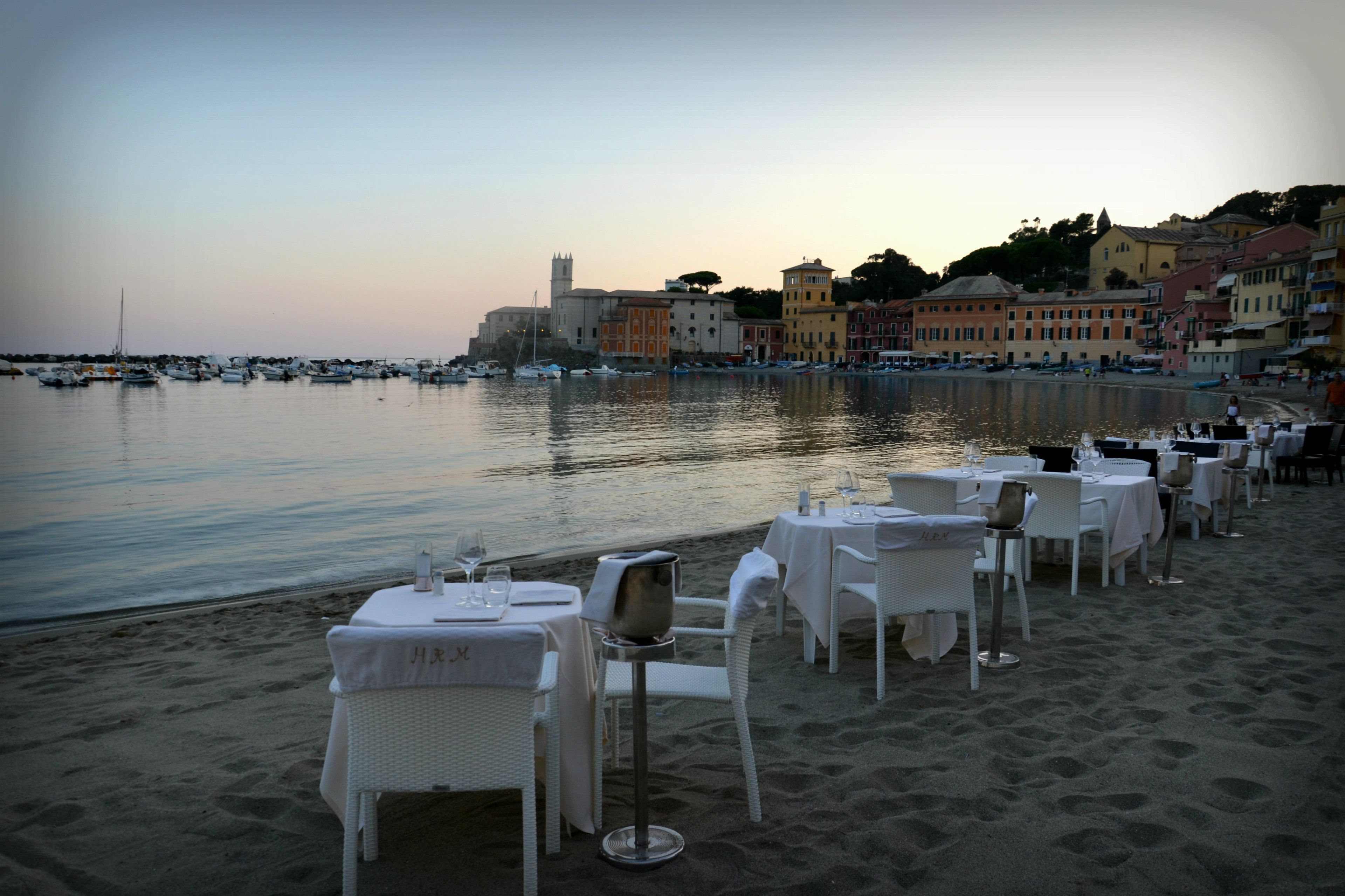 Plage privée, chaises longues, parasols, serviettes de plage