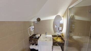 Un bagno con lavandino, specchio e doccia.