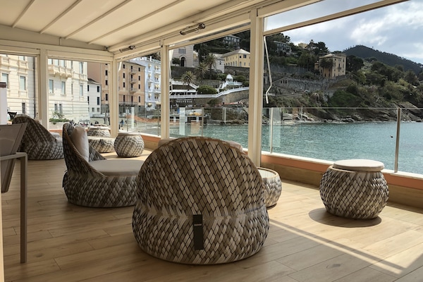 Cocktail bar, beach views, open daily