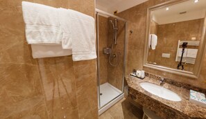 Suite, Sea View (beach access included) | Bilik Mandi | Pengering rambut, selipar, bidet, tuala disediakan 