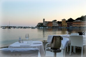 2 間餐廳，供應早餐、午餐和晚餐，義大利料理