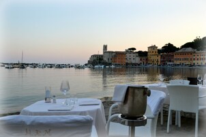 2 restaurantes; se sirve desayuno, almuerzo y cena; cocina italiana