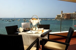 2 restaurantes; se sirve desayuno, almuerzo y cena; cocina italiana