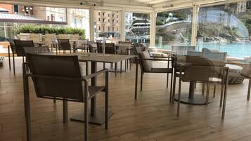 Cocktail bar, con vista sulla spiaggia, aperto tutti i giorni