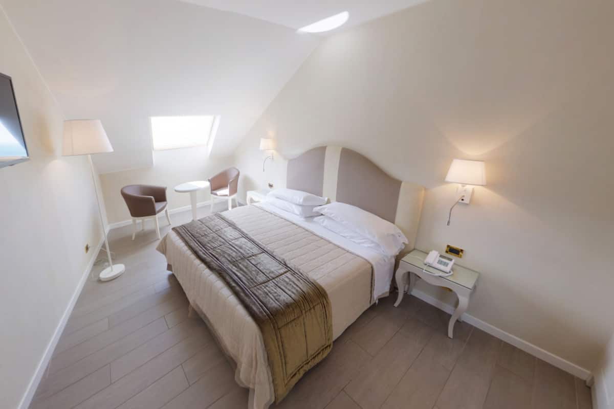 Studio (beach access included) | Donsdekens, een minibar, een kluis op de kamer, een bureau