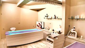 Behandlungsräume für Paare, Sauna, Whirlpool, Dampfbad