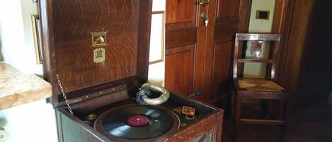 Un gramófono antiguo con reproductor de discos, sobre un mueble de madera.