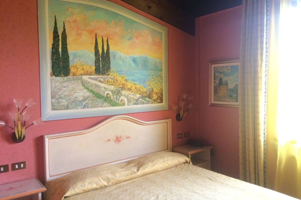 frette italian sheets, minibar, in-room safe, desk