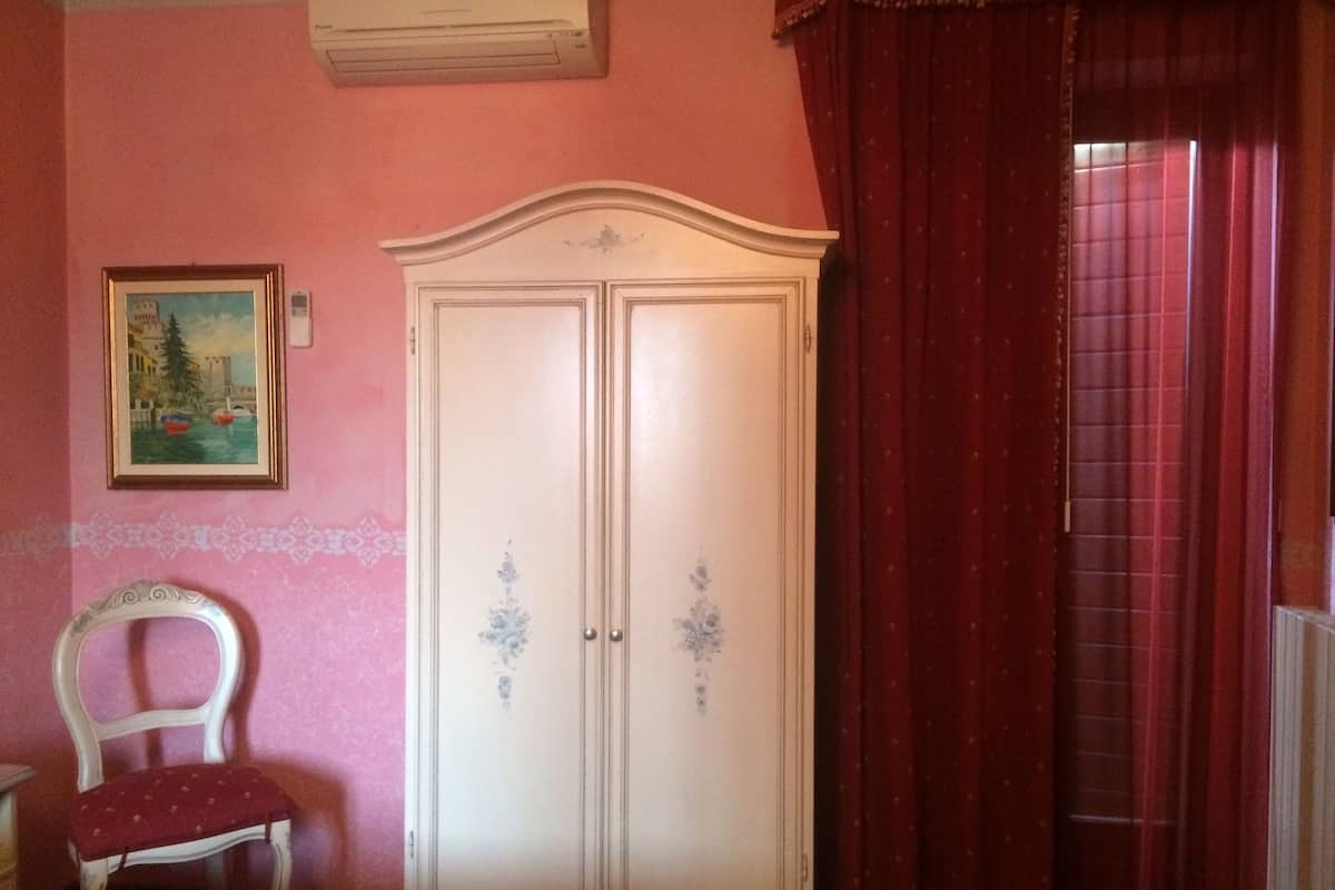 frette italian sheets, minibar, in-room safe, desk