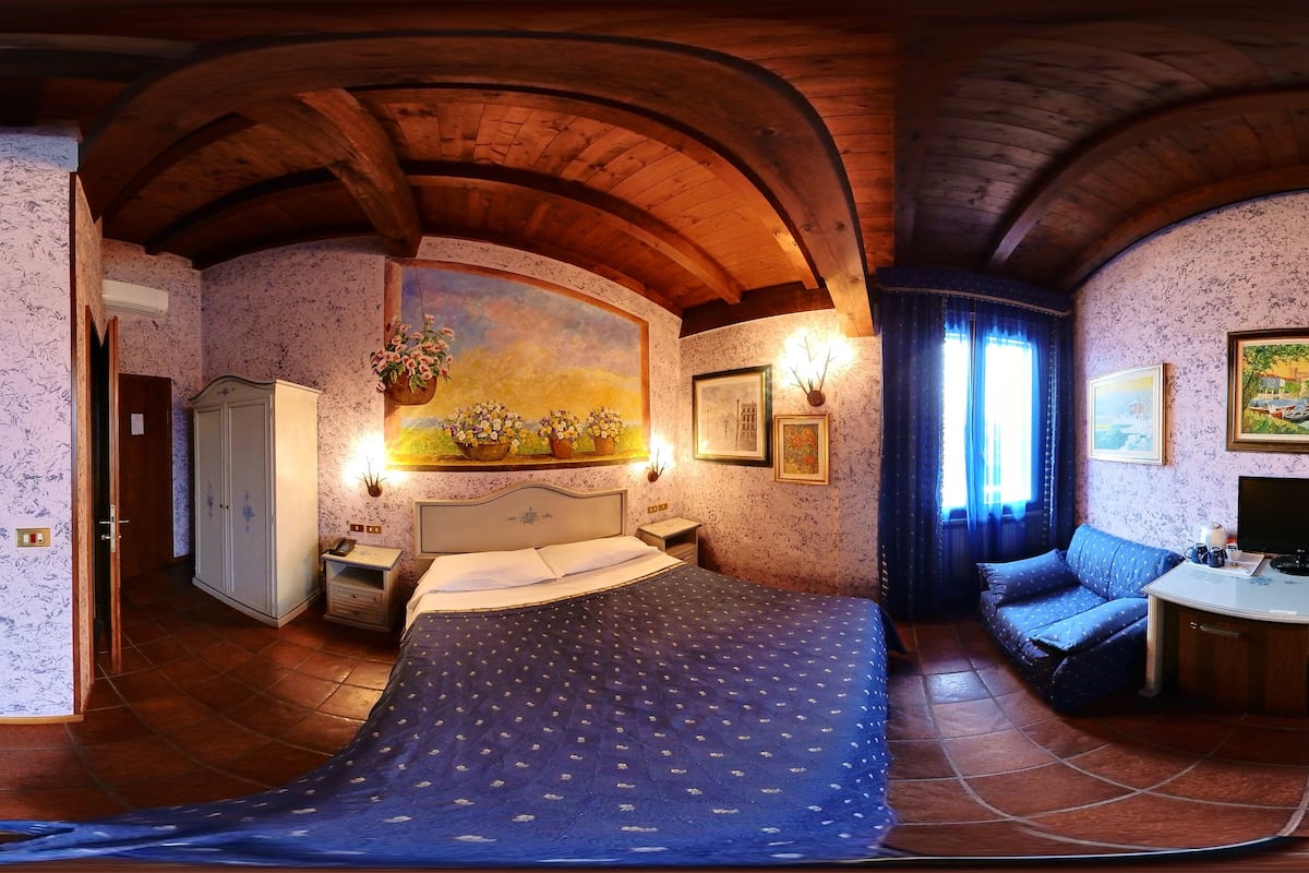 double room | frette italian sheets, minibar, in-room safe, desk