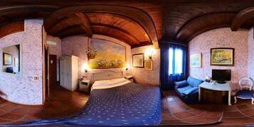 Quarto casal | Lençóis italianos Frette, frigobar, cofres nos quartos, escrivaninha