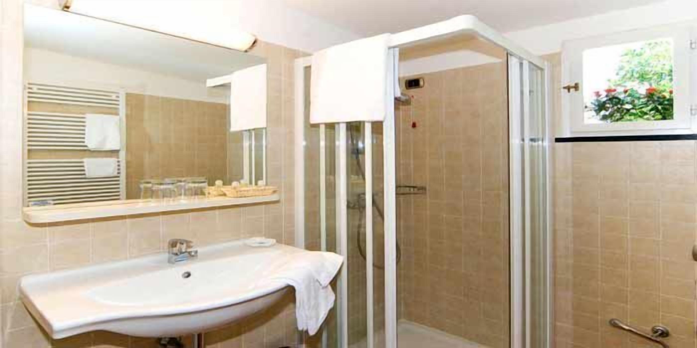 double room | bathroom | shower, free toiletries, hair dryer, bidet