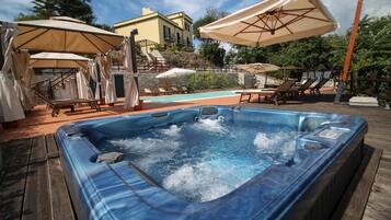 Außenpool (je nach Saison geöffnet), Sonnenschirme, Liegestühle