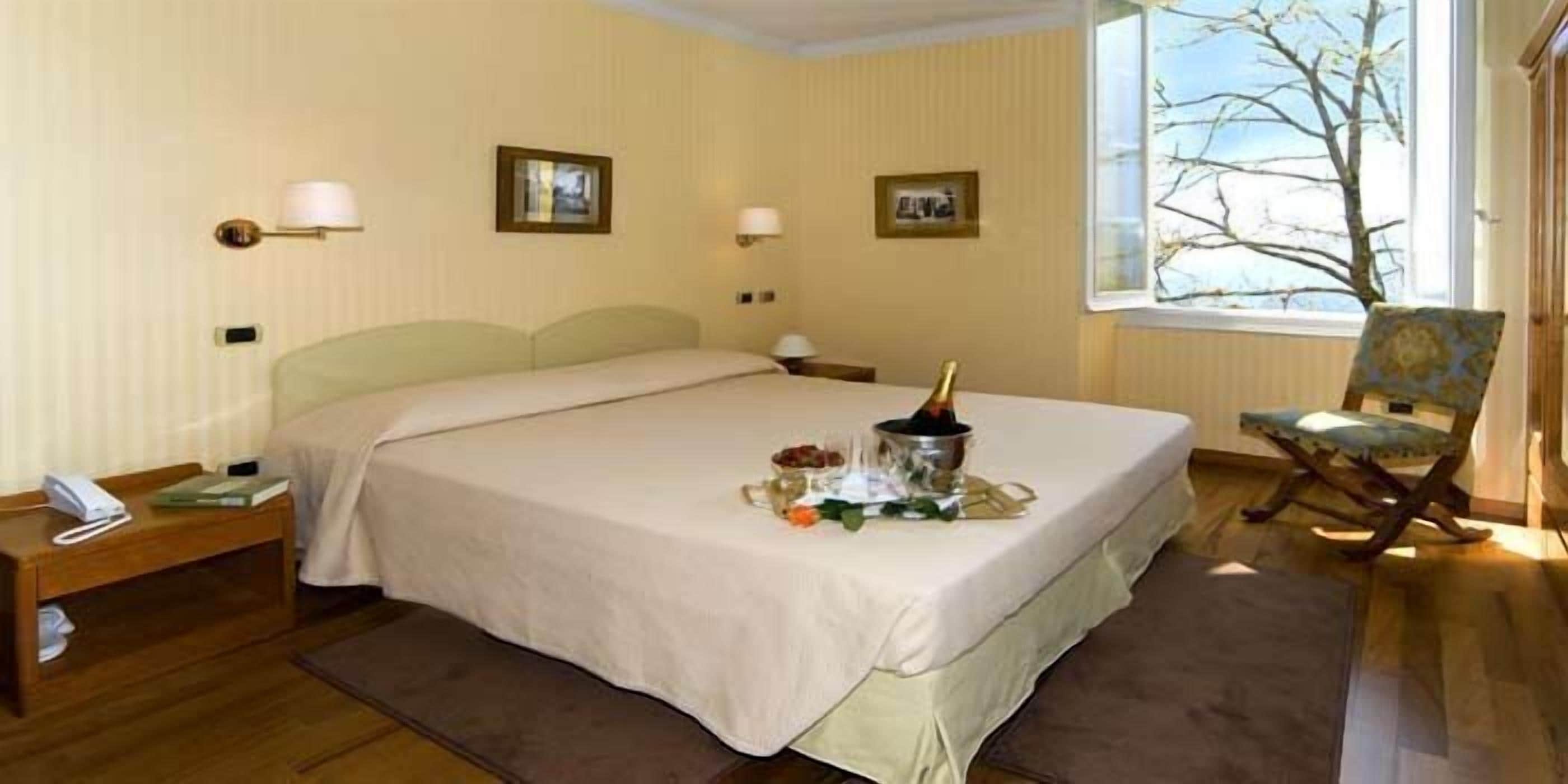 double room | minibar, in-room safe, desk, soundproofing