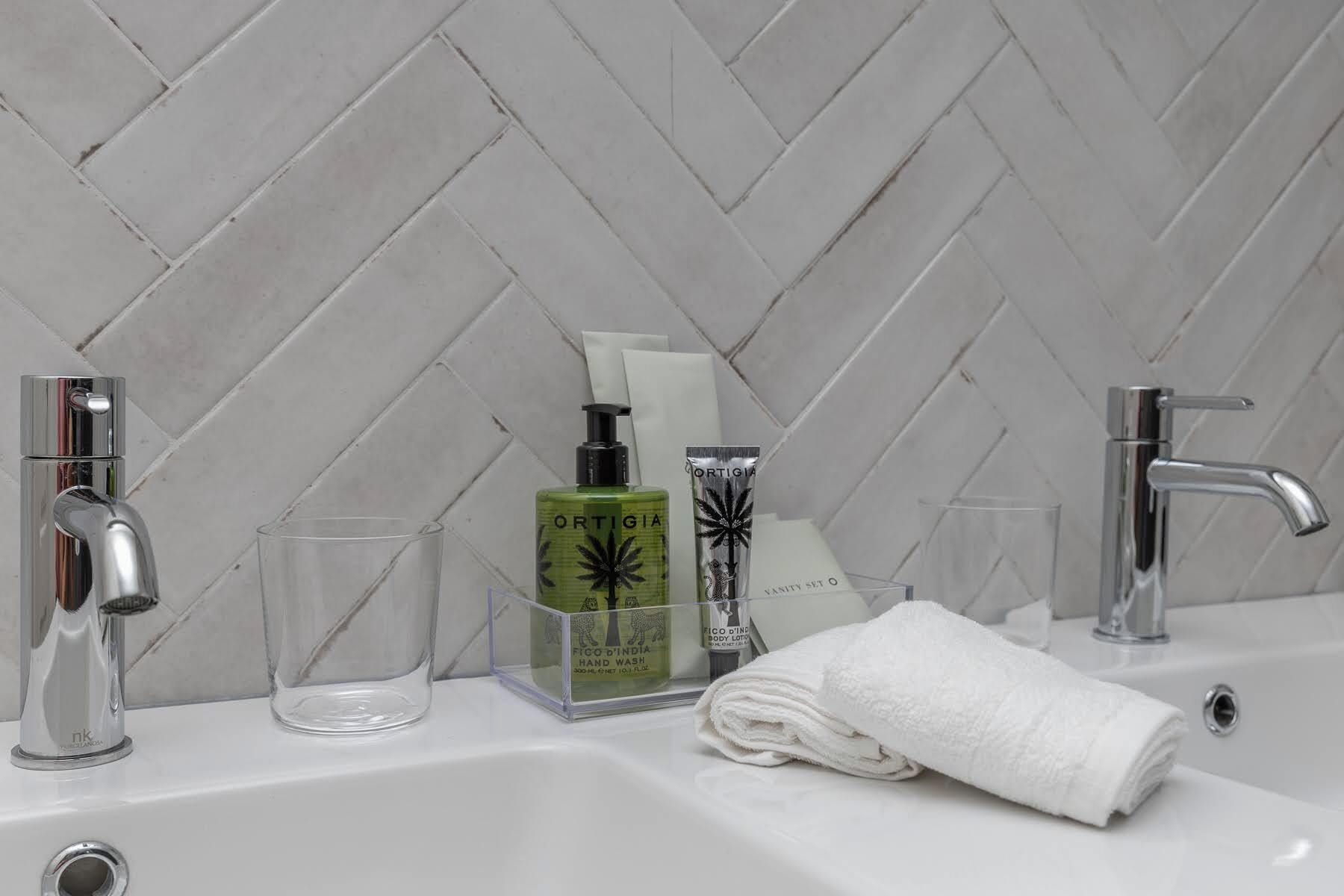 deluxe double room | bathroom | shower, hair dryer, slippers, bidet