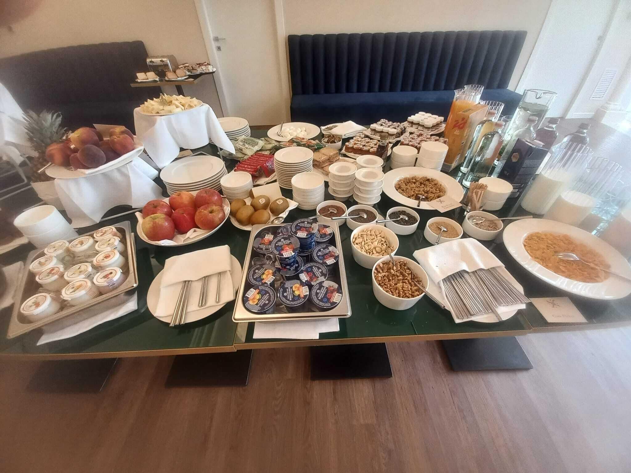 Una mesa de buffet con diferentes alimentos y bebidas.