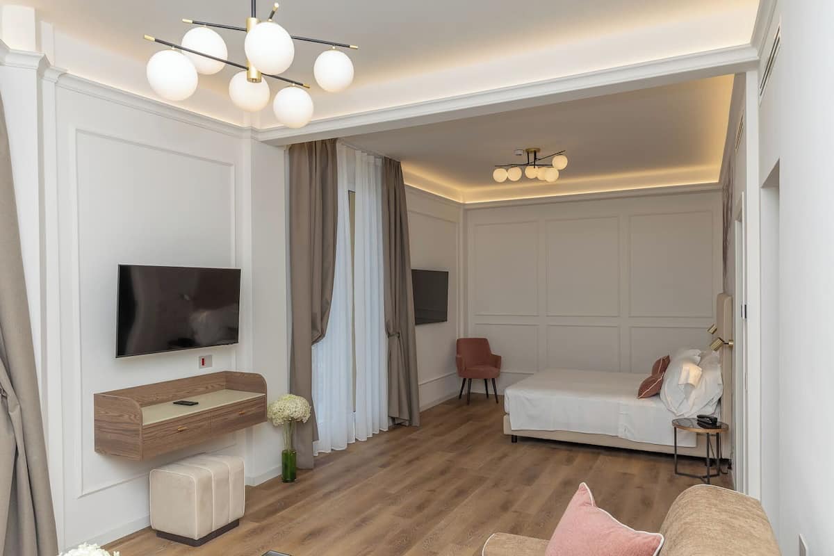 Ein modernes Wohnzimmer mit Flachbildfernseher, Holzkonsole und Sofa.