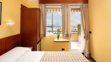 Einzelzimmer, Balkon, Meerblick | Daunenbettdecken, Minibar, Zimmersafe, Schreibtisch