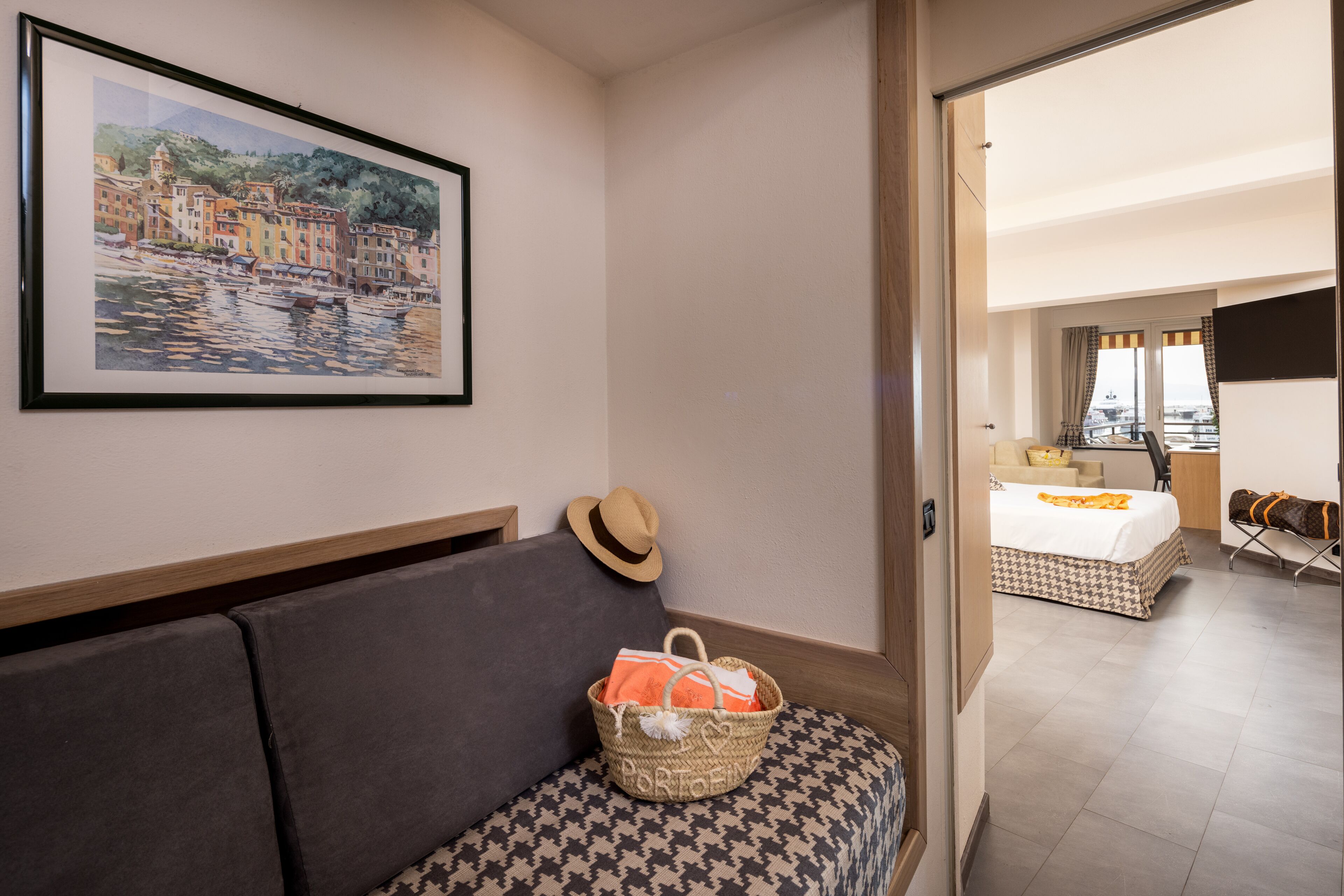Comfort appartement, 1 slaapkamer, uitzicht op zee | Donsdekens, een minibar, een kluis op de kamer, een bureau