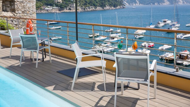 A deck with outdoor seating and a view of the sea. - Hotel Laurin (Santa Margherita Ligure)