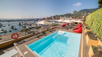 Piscina externa sazonal, funciona das 9h às 20h, guarda-sóis