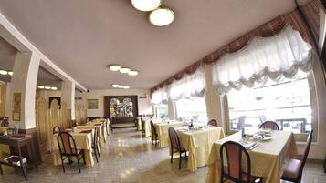 TĂ€gliches inbegriffenes FrĂŒhstĂŒcksbuffet