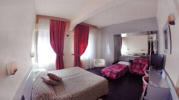 Tremannsrom | Minibar, safe på rommet, skrivebord og blendingsgardiner