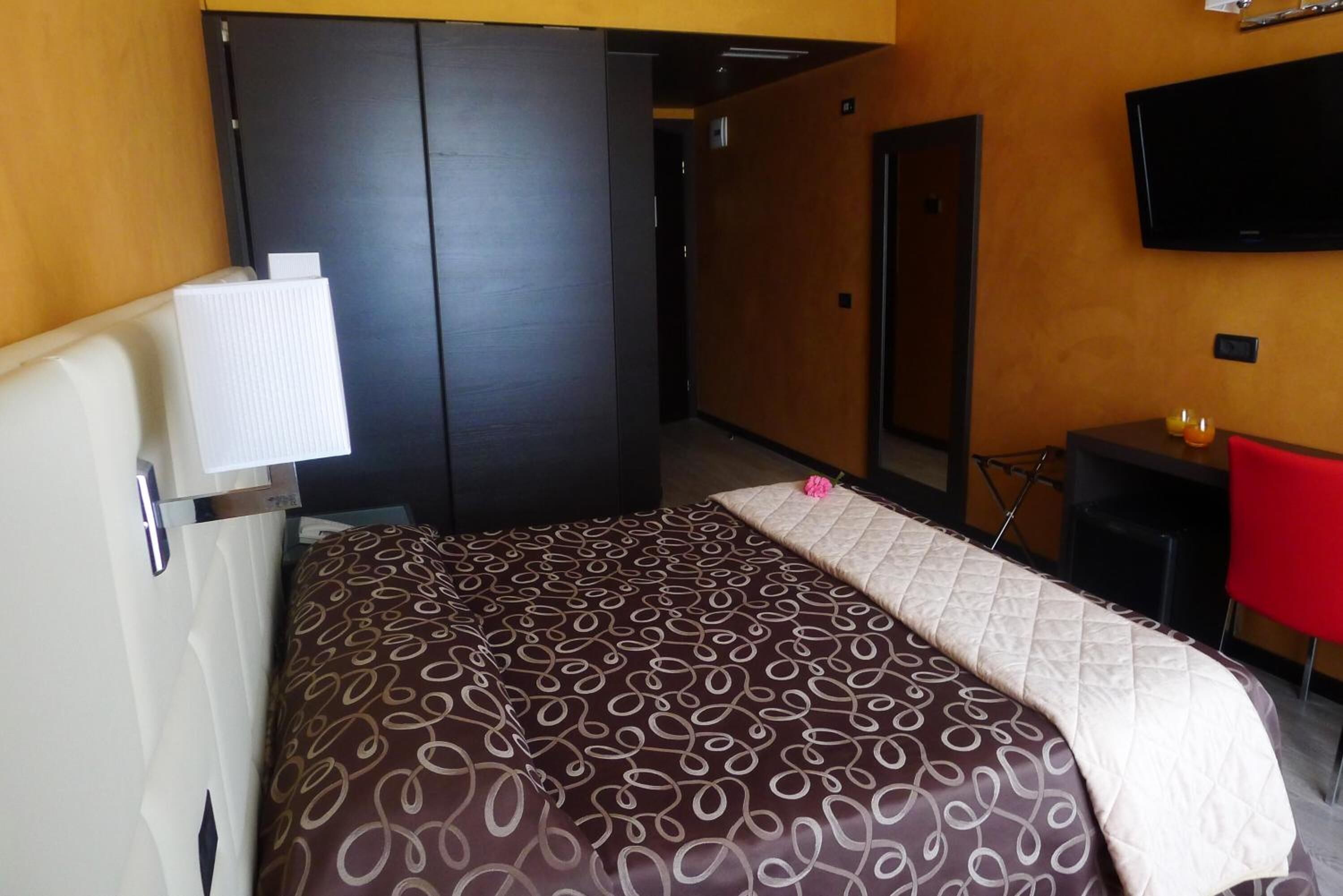 minibar, in-room safe, desk, blackout curtains