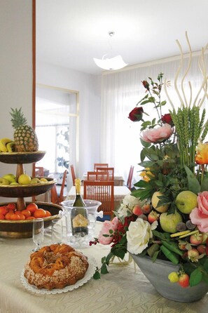 Breakfast, lunch and dinner served - Hotel Mediterranée (Spotorno)