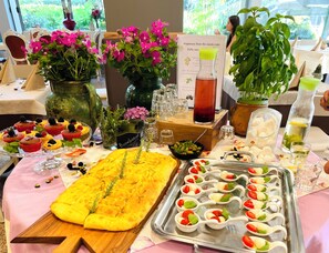 Se ofrece un desayuno bufé todos los días (por un coste adicional)