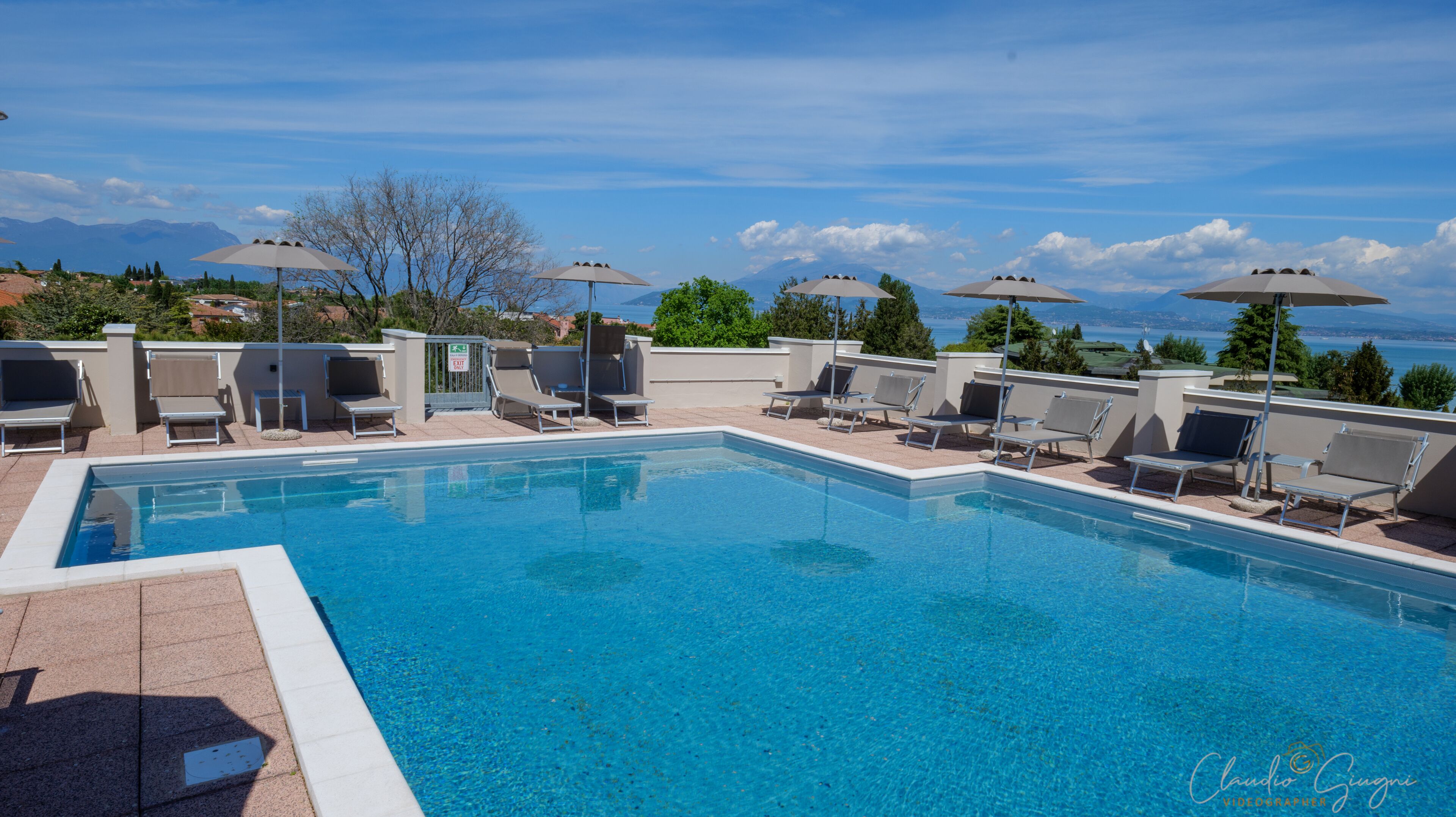 สระว่ายน้ำกลางแจ้ง, สระว่ายน้ำบนชั้นดาดฟ้า, เก้าอี้อาบแดดริมสระ