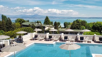 Piscine extérieure, piscine sur le toit, chaises longues