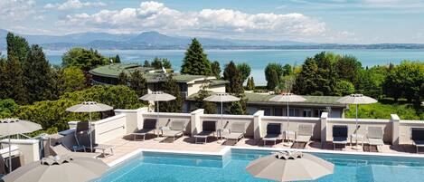 Kolam renang outdoor dan sebuah kolam renang di atap