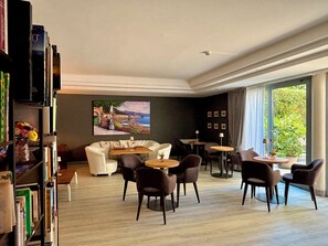 Televisión LCD de 23 pulgadas con canales por satélite, una televisión