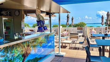 Una piscina al aire libre, una piscina en la azotea