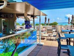 Una piscina al aire libre, una piscina en la azotea, tumbonas