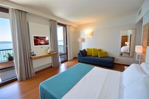 Panoramic Room, Balcony, Lake View (Prestige) | Minibar, in-room safe, individually furnished, desk - Hotel Eden (Sirmione)