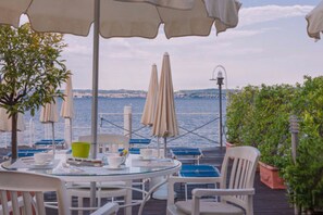 Outdoor dining - Hotel Eden (Sirmione)