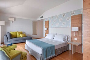 パノラミック ルーム バルコニー レイクビュー (Prestige) | ミニバー、セーフティボックス (室内)、客室ごとに異なるインテリア、デスク