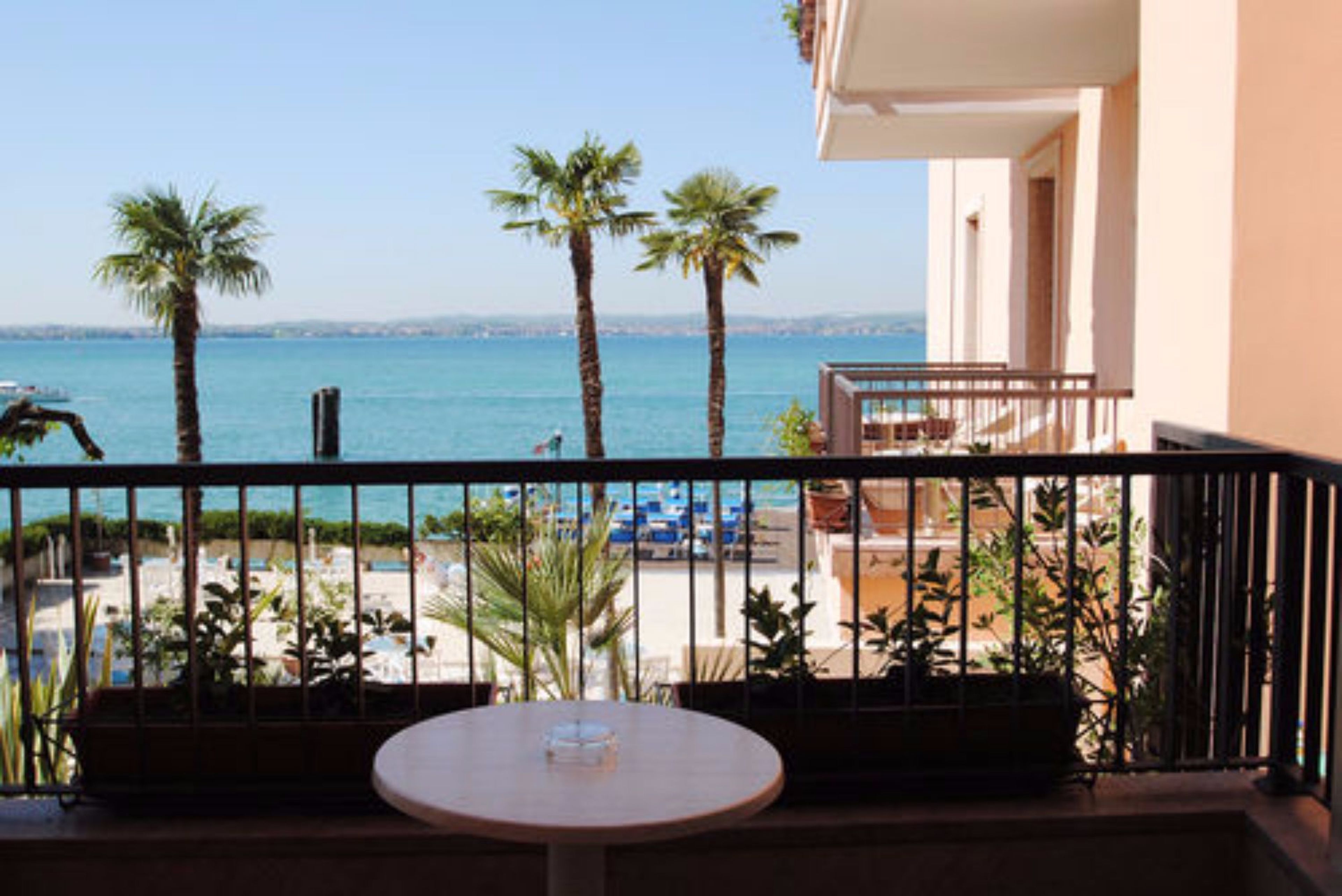 Una spiaggia nelle vicinanze, sabbia scura, lettini da mare, ombrelloni