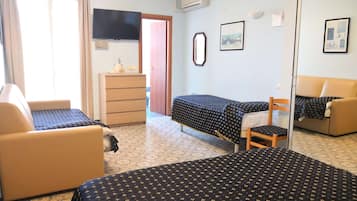 Planxa i posts de planxar, wifi gratuïta i roba de llit