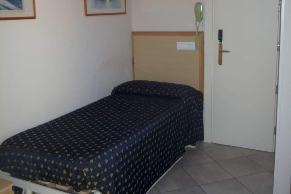 Tabla de planchar con plancha, wifi gratis y ropa de cama