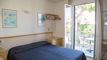 Tabla de planchar con plancha, wifi gratis, ropa de cama